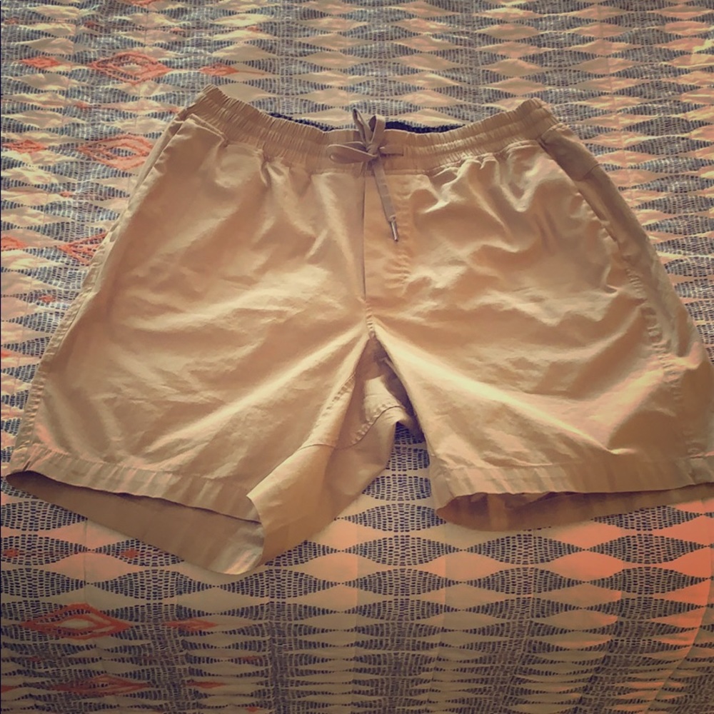 Lululemon bow line khaki shorts
